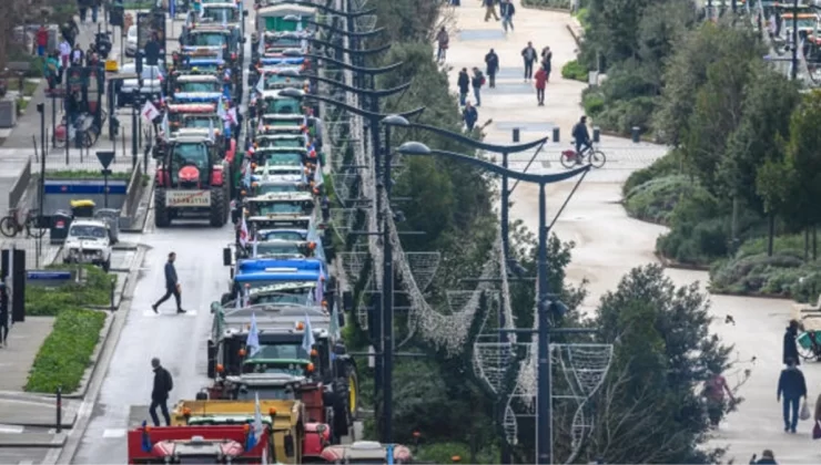 Fransa’da çiftçiler tarım politikasına tepki göstererek otoyolu trafiğe kapattı