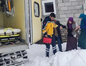 Kar ve tipi nedeniyle yolu kapanan hamile kadın 6 saatlik çalışmayla hastaneye ulaştırıldı