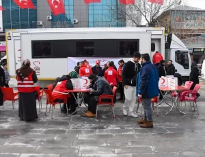 Van’da Vatandaşlar Türk Kızılay Kampanyasına Destek İçin Kan Bağışında Bulundu