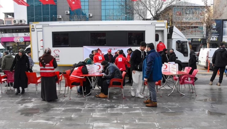 Van’da Vatandaşlar Türk Kızılay Kampanyasına Destek İçin Kan Bağışında Bulundu