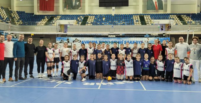 Genç Voleybolcuların Mücadelesi Alkış Topladı