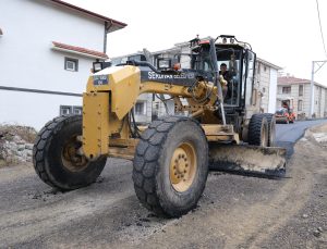 Serdivan’da Çam Sokak Sıcak Asfaltla Yenilendi
