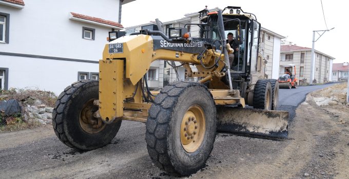 Serdivan’da Çam Sokak Sıcak Asfaltla Yenilendi