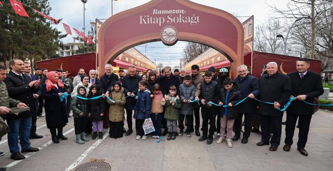 Sakarya’da Ramazan geleneği Kitap Sokağı yeniden açıldı