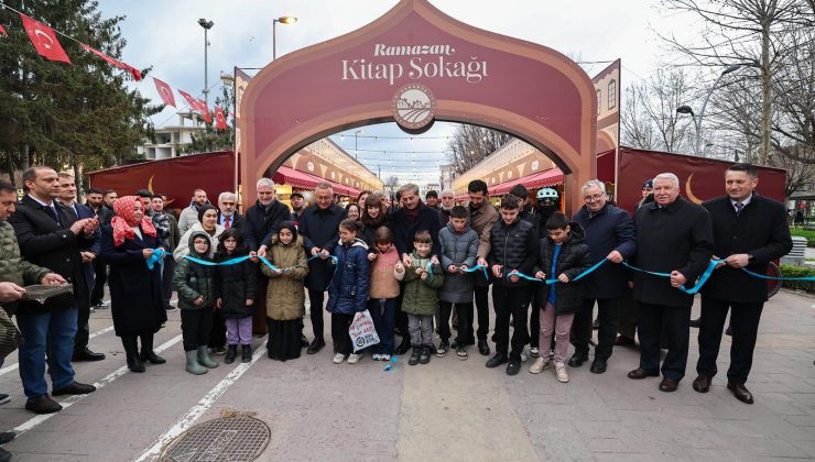 Sakarya’da Ramazan geleneği Kitap Sokağı yeniden açıldı